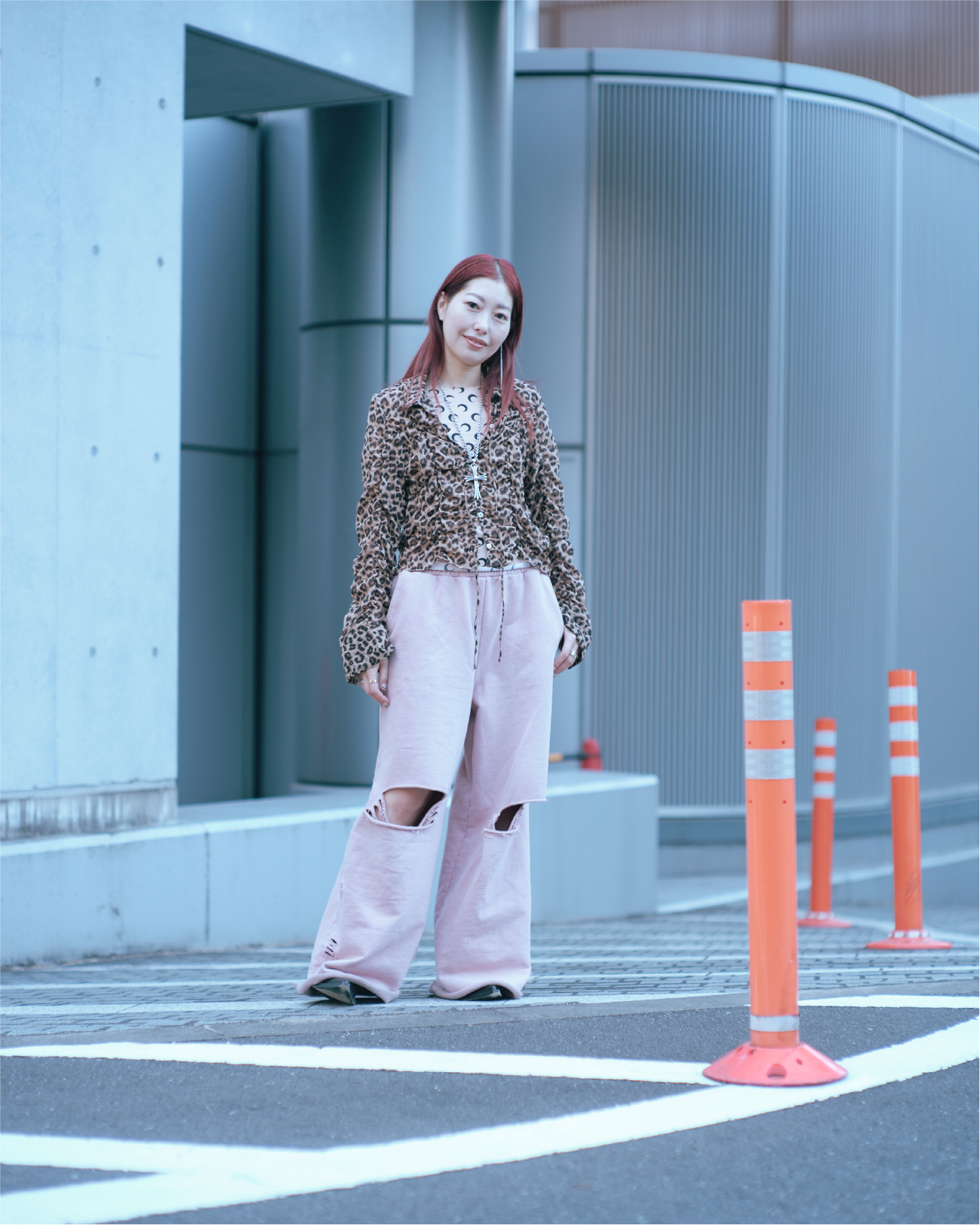 BLOUSE_Ray BEAMS CUT AND SEW_Marine Serre SWEAT PANTS_Ray BEAMS WESTERN BOOTS_Maison Margiela NECKLACE_Chrome Hearts PIERCE & RING_SASKIA DIEZ RING_Cartier